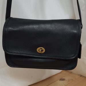 COACH vintage brass clasp flap blk leather bag